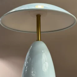 Lámpara de mesa LED recargable Poppy, azul claro, altura 27 cm, metal, atenuable