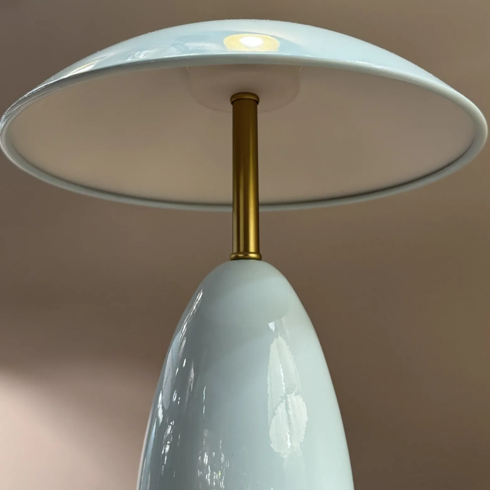 Lámpara de mesa LED recargable Poppy, azul claro, altura 27 cm, metal, atenuable