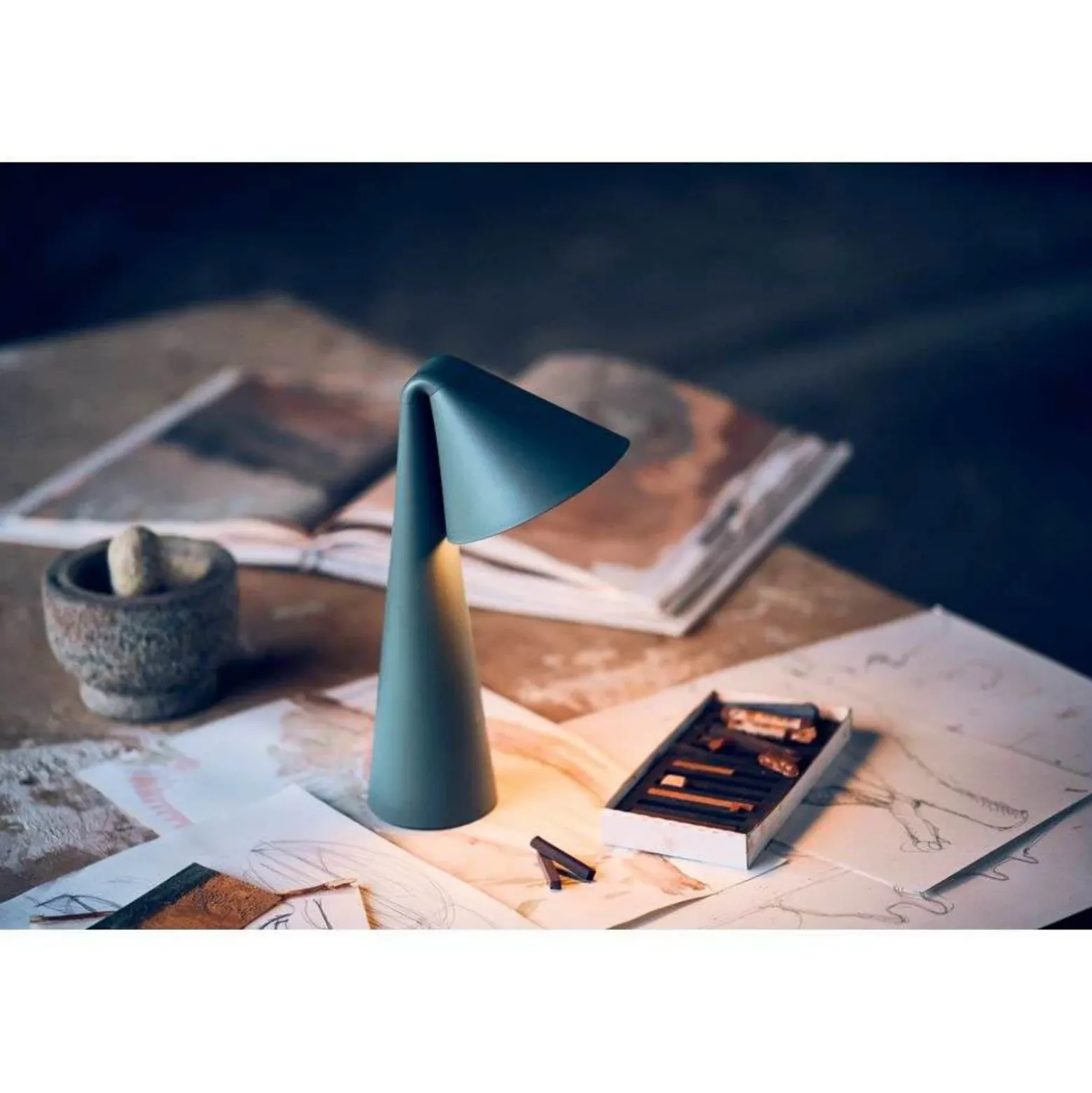 Lámpara de mesa LED recargable FRANDSEN Ami, verde, 32 cm, atenuable