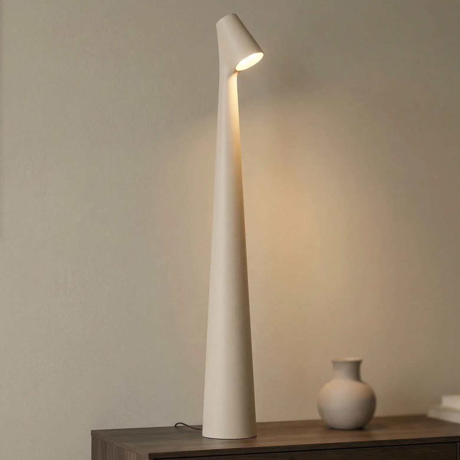 Lámpara de mesa LED recargable Africa de Vibia, altura 40 cm, beige claro