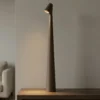 Lámpara de mesa LED recargable Africa de Vibia, altura 45 cm, marrón oscuro