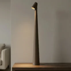 Lámpara de mesa LED recargable Africa de Vibia, altura 45 cm, marrón oscuro