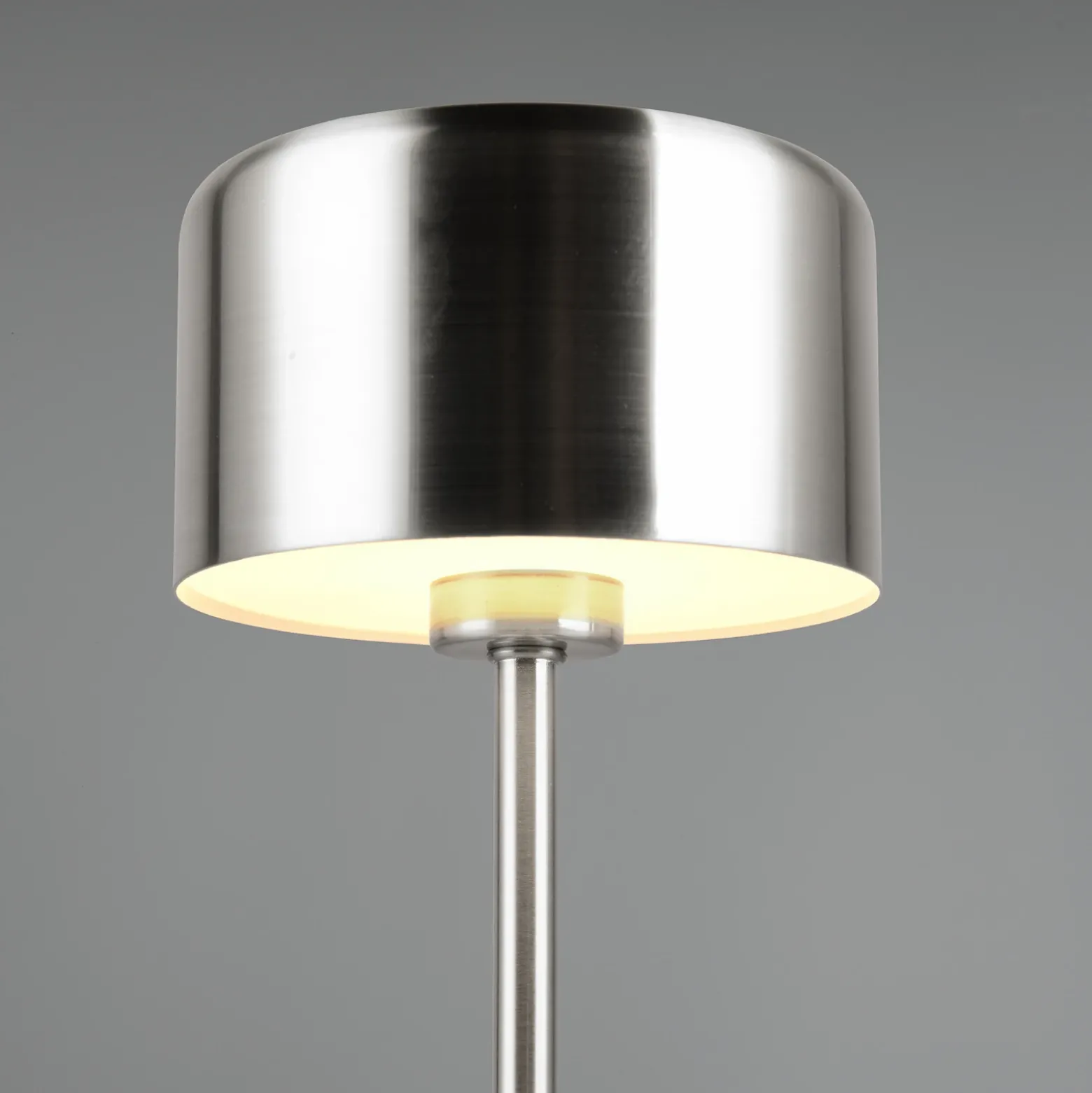 Lámpara de mesa LED recargable Jeff, color níquel, altura 30 cm, metal