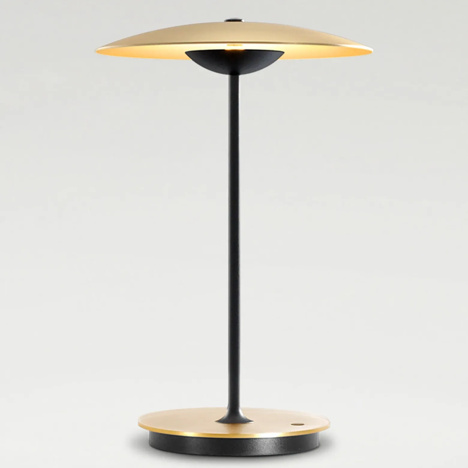 Lámpara de mesa LED recargable MARSET «Ginger», aluminio, latón, atenuable.