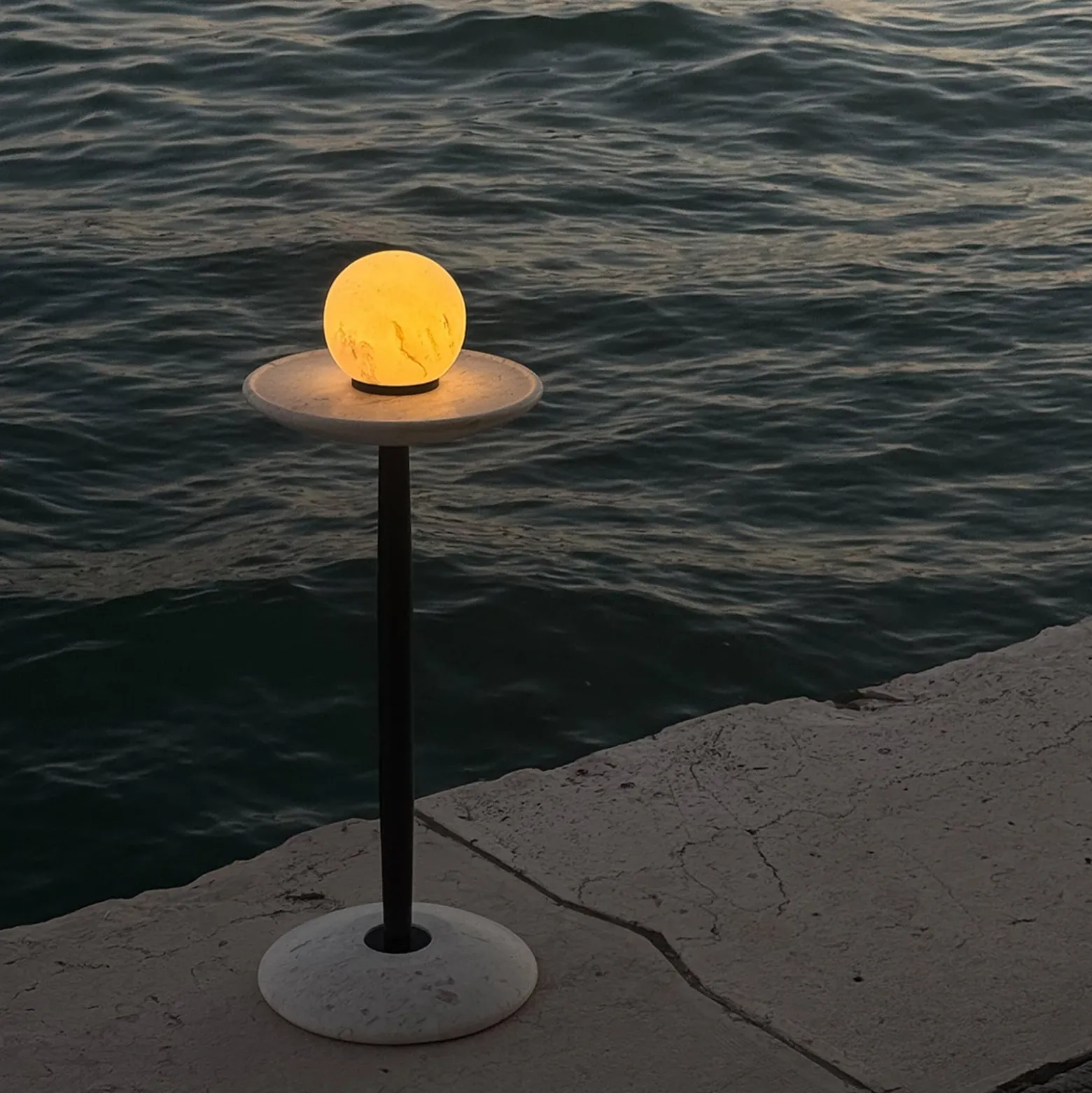 Lámpara de mesa LED recargable Luna, blanco mármol/dorado, 12 cm, atenuable