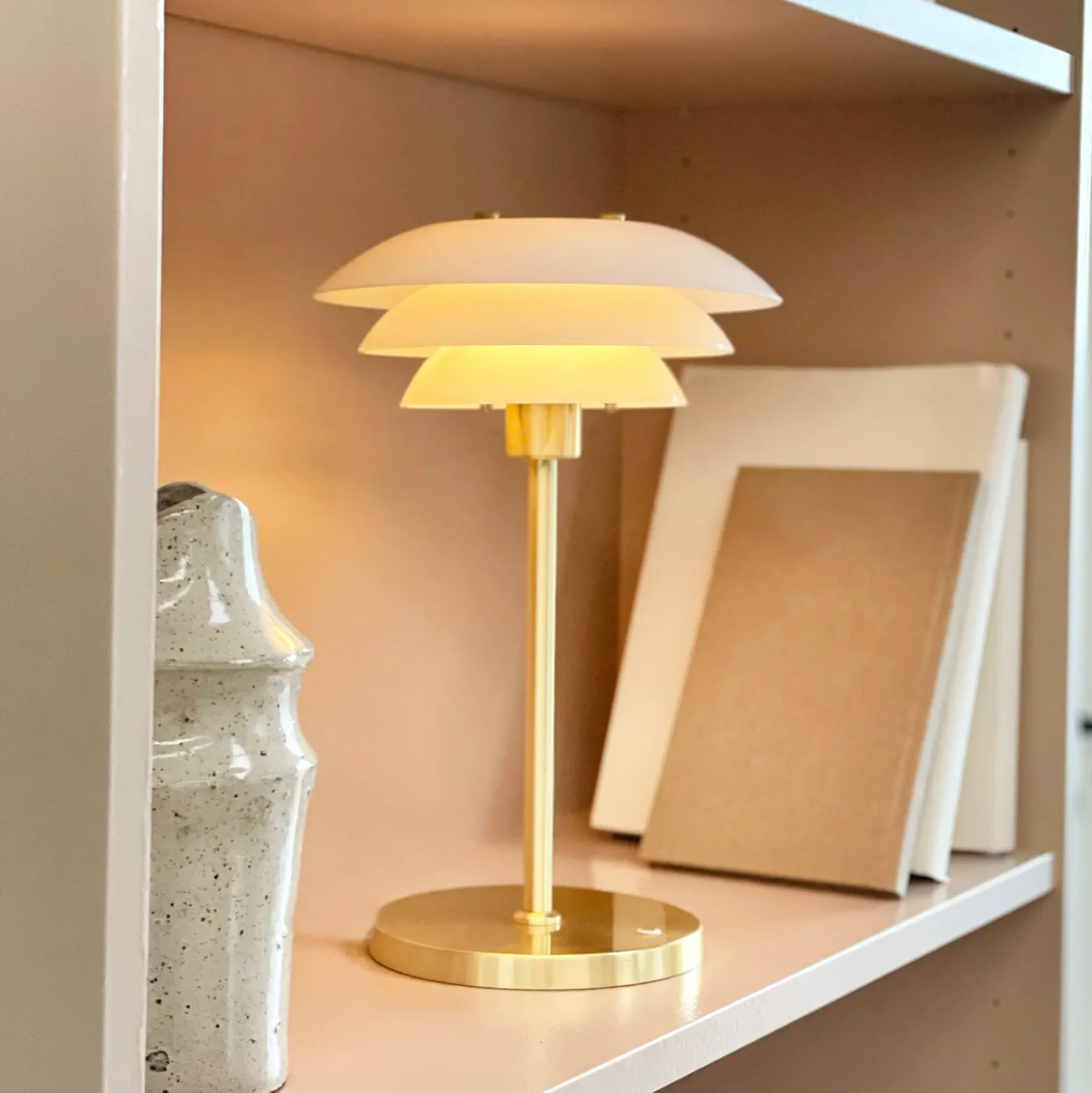 Lámpara de mesa LED recargable DL20 de Dyberg Larsen, altura 30 cm, cristal