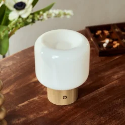 lámpara de mesa LED recargable Lucande Katrin Palme, beige, cristal