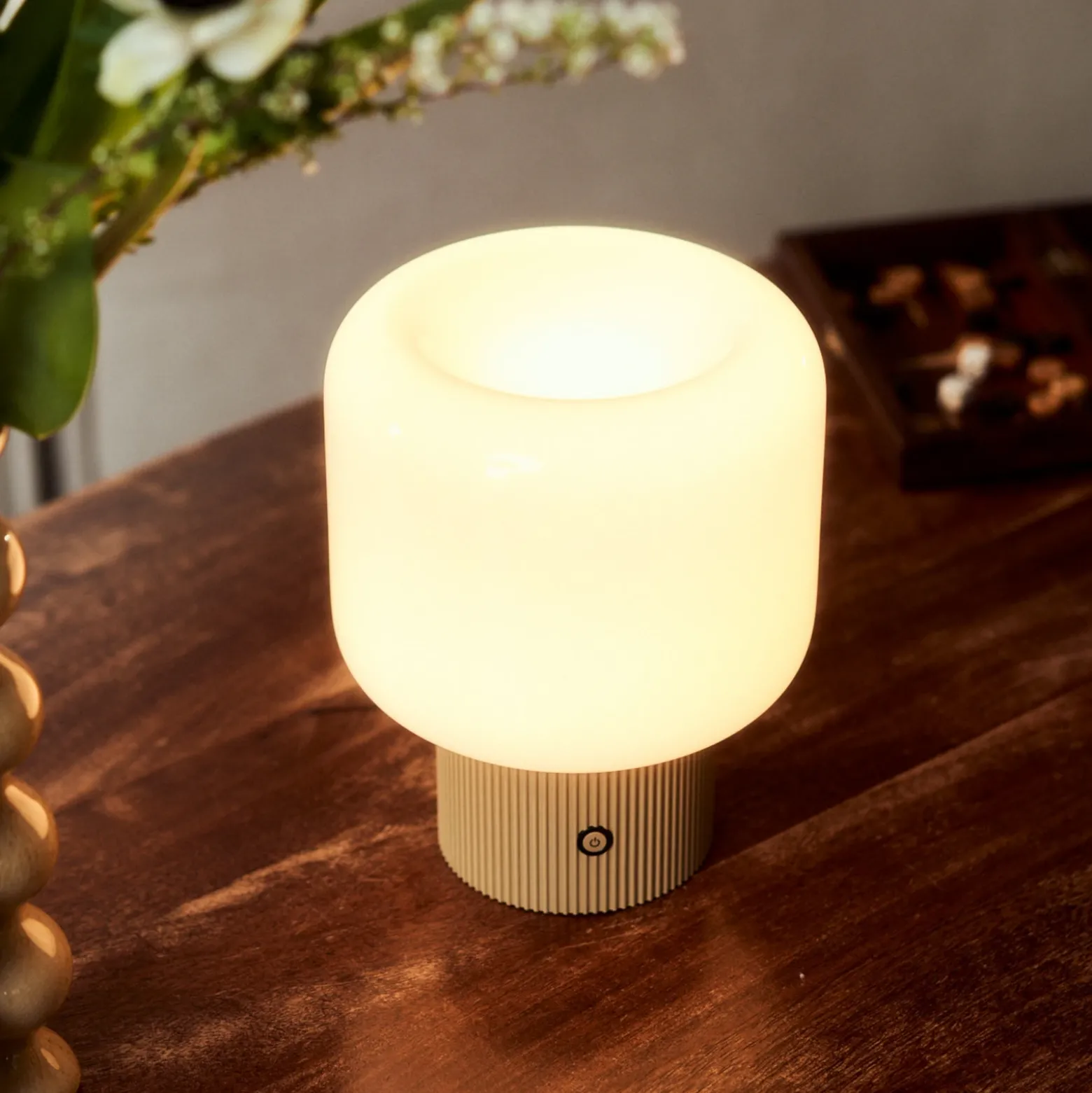 lámpara de mesa LED recargable Lucande Katrin Palme, beige, cristal