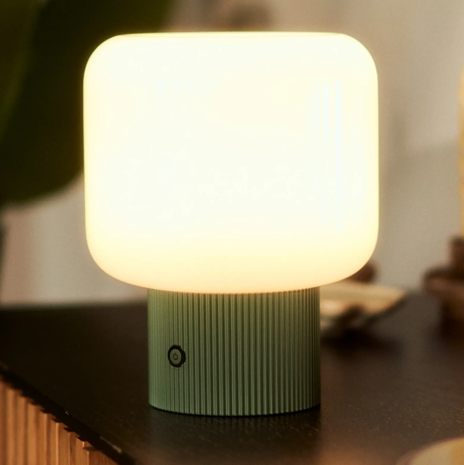 Lámpara de mesa LED recargable Lucande Katrin Palme, verde, cristal