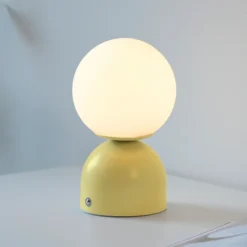 Lámpara de mesa LED recargable RUDI, amarilla, altura 20 cm, CCT, regulación