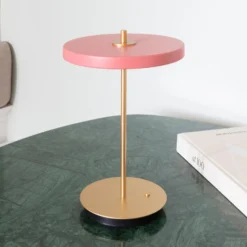Lámpara de mesa LED recargable UMAGE Asteria Move, rosa/latón, 31 cm
