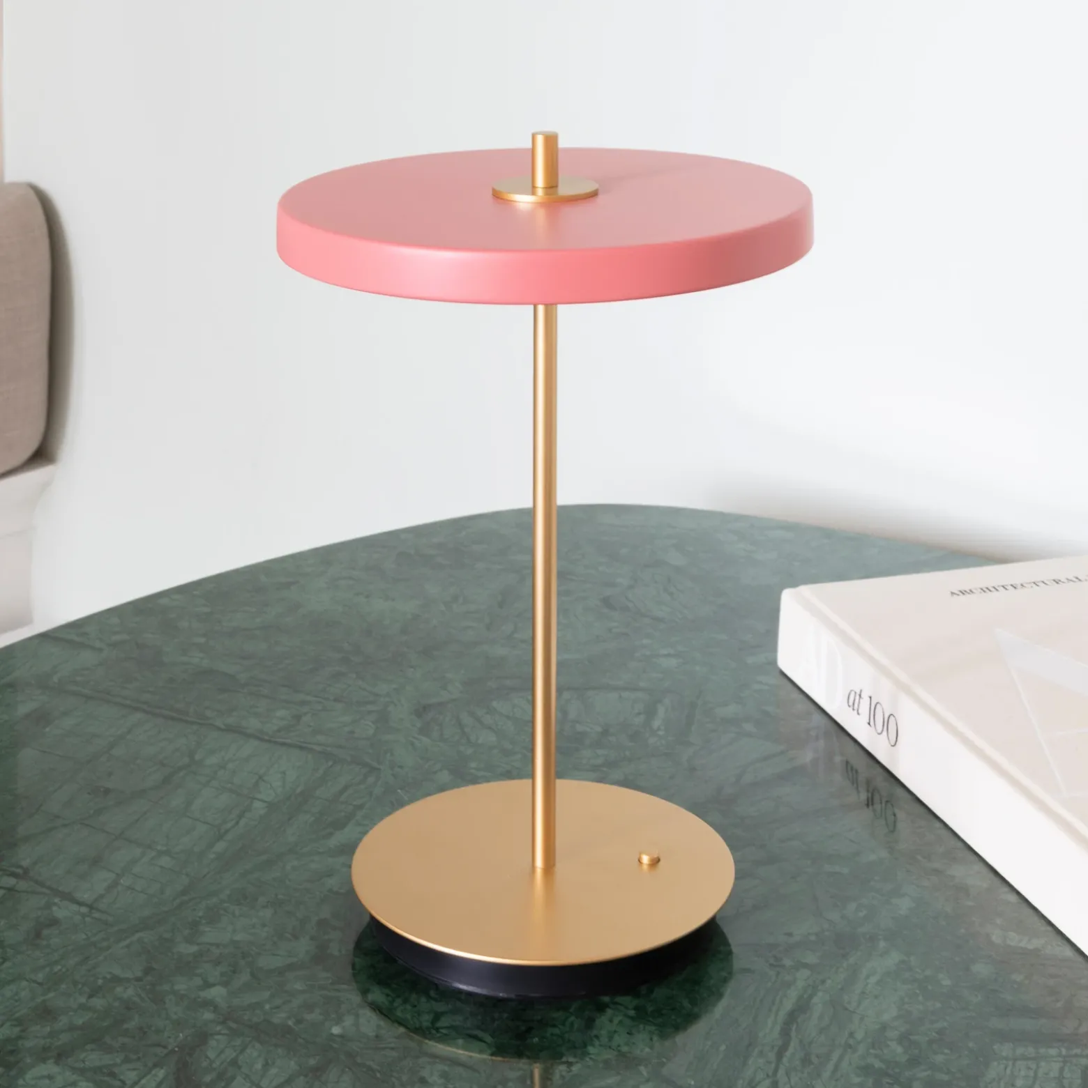 Lámpara de mesa LED recargable UMAGE Asteria Move, rosa/latón, 31 cm