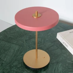 Lámpara de mesa LED recargable UMAGE Asteria Move, rosa/latón, 31 cm