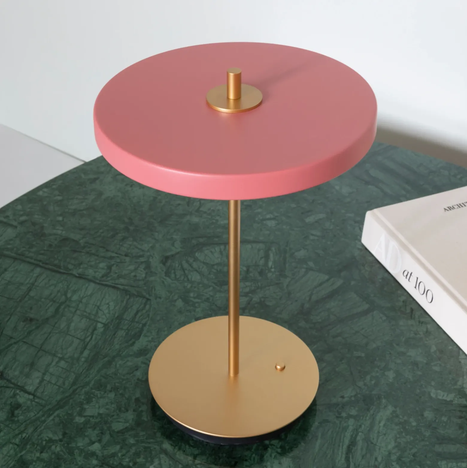 Lámpara de mesa LED recargable UMAGE Asteria Move, rosa/latón, 31 cm