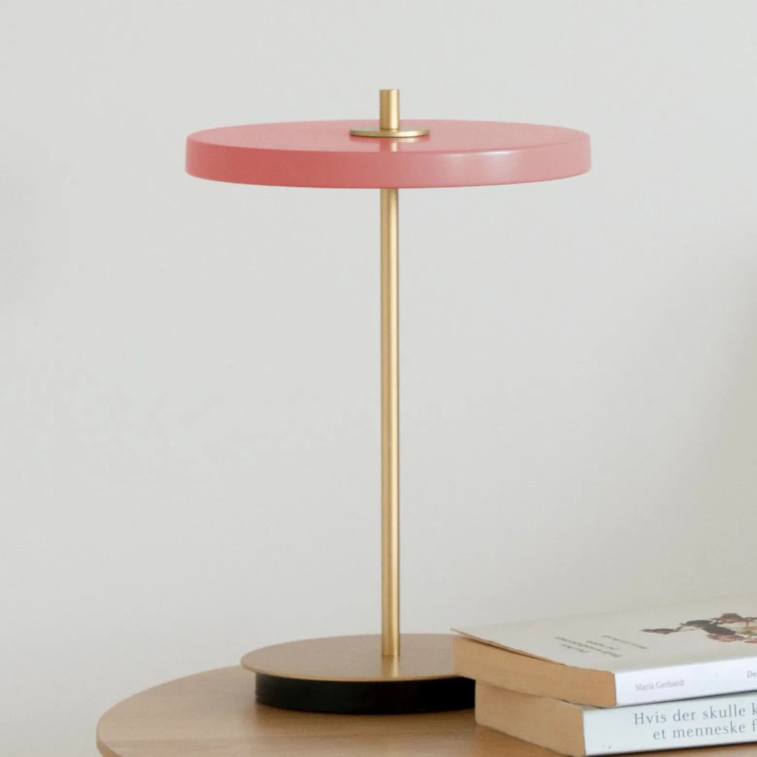 Lámpara de mesa LED recargable UMAGE Asteria Move, rosa/latón, 31 cm