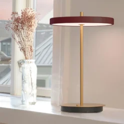 lámpara de mesa LED recargable UMAGE Asteria Move rojo rubí/latón 31 cm