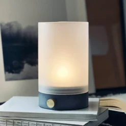 Lámpara de mesa LED recargable Dyberg Larsen Cozy, altura 20,5 cm, hormigón