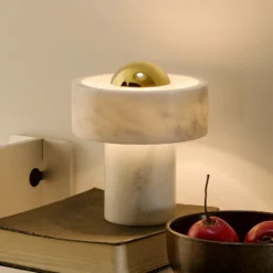 lámpara de mesa LED recargable Stone de Tom Dixon, color dorado, altura 19 cm