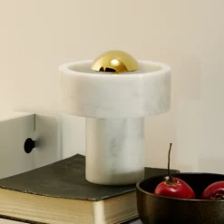 lámpara de mesa LED recargable Stone de Tom Dixon, color dorado, altura 19 cm
