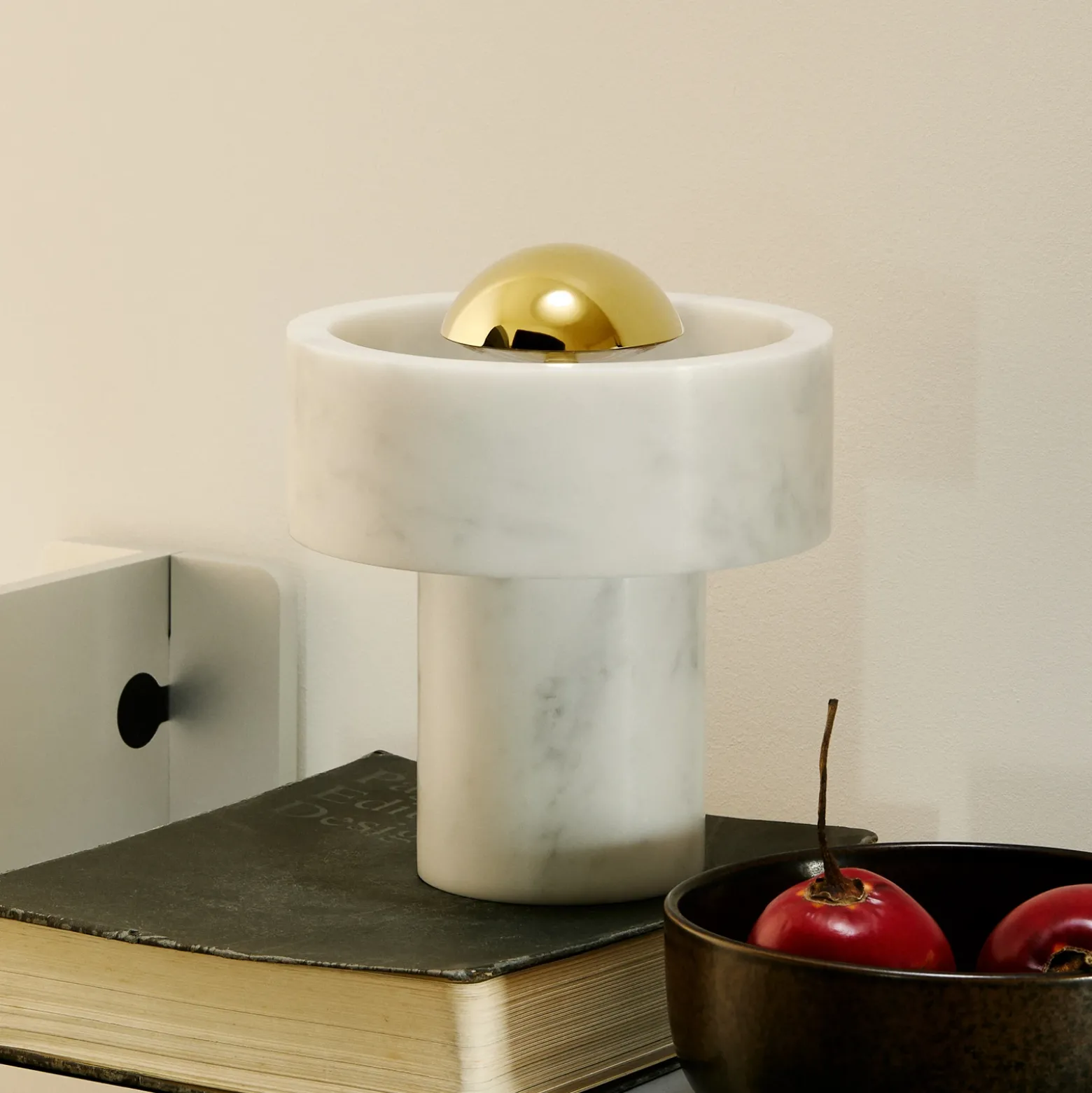 lámpara de mesa LED recargable Stone de Tom Dixon, color dorado, altura 19 cm