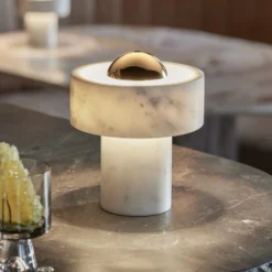 lámpara de mesa LED recargable Stone de Tom Dixon, color dorado, altura 19 cm