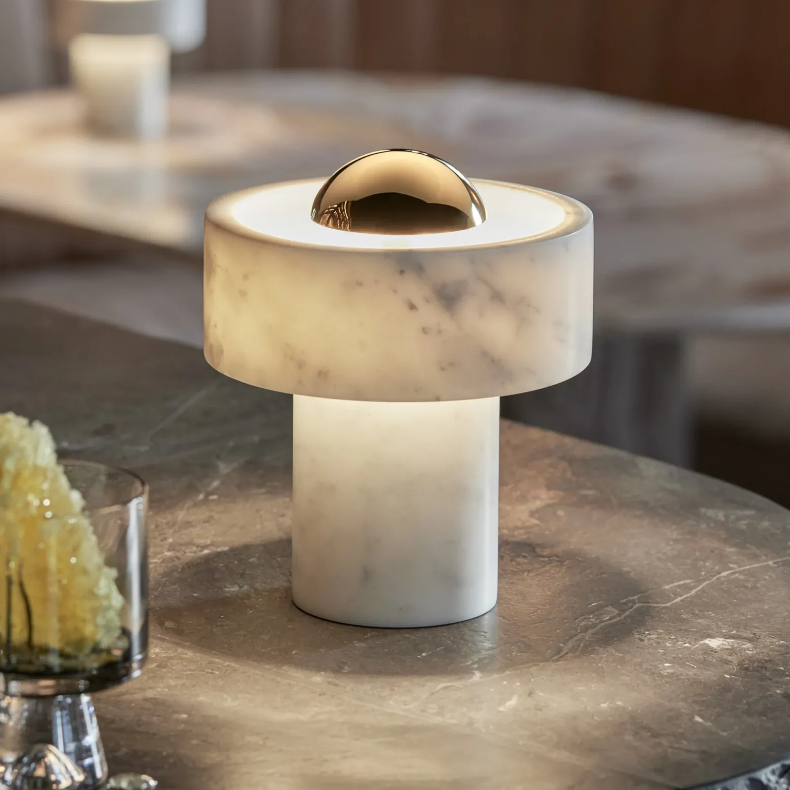 lámpara de mesa LED recargable Stone de Tom Dixon, color dorado, altura 19 cm