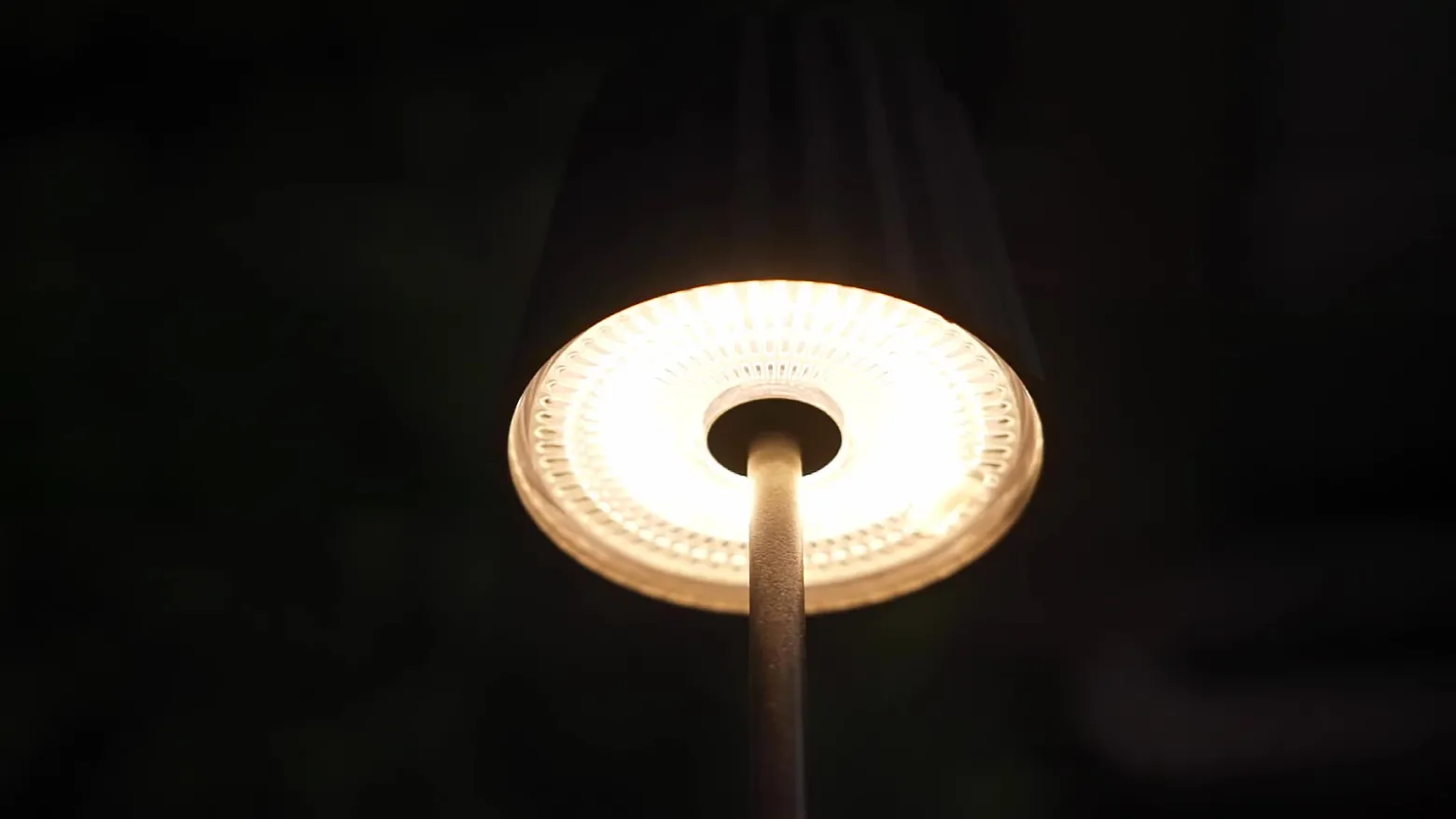 Lámpara de mesa LED recargable Lindby Esali, negra, metal, IP65