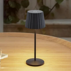Lámpara de mesa LED recargable Lindby Esali, negra, metal, IP65