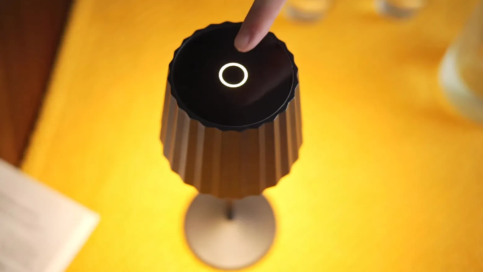 Lámpara de mesa LED recargable Lindby Esali, negra, metal, IP65