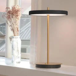 Lámpara de mesa LED recargable UMAGE Asteria Move, negro/latón, 31 cm
