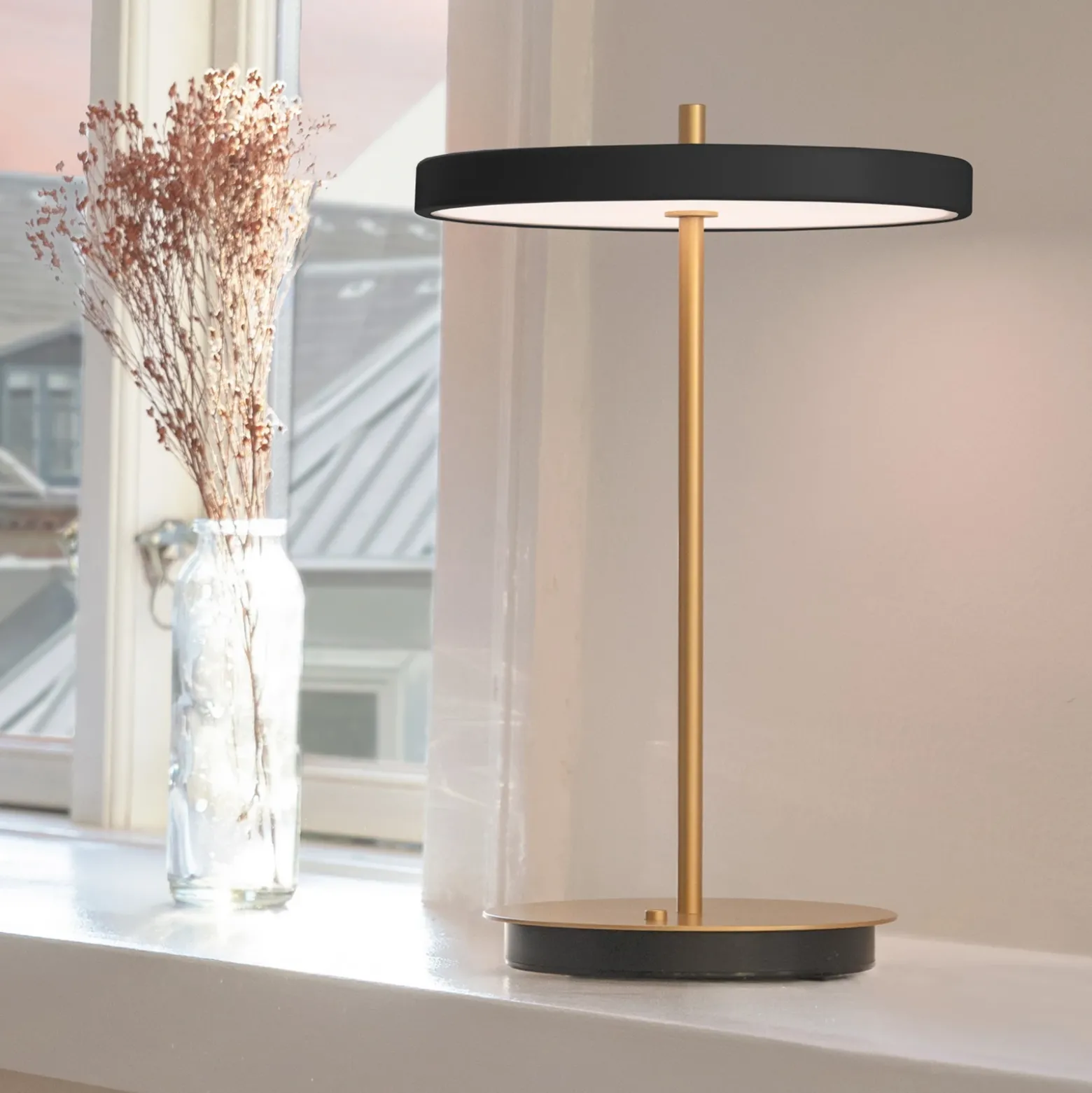 Lámpara de mesa LED recargable UMAGE Asteria Move, negro/latón, 31 cm