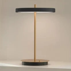 Lámpara de mesa LED recargable UMAGE Asteria Move, negro/latón, 31 cm