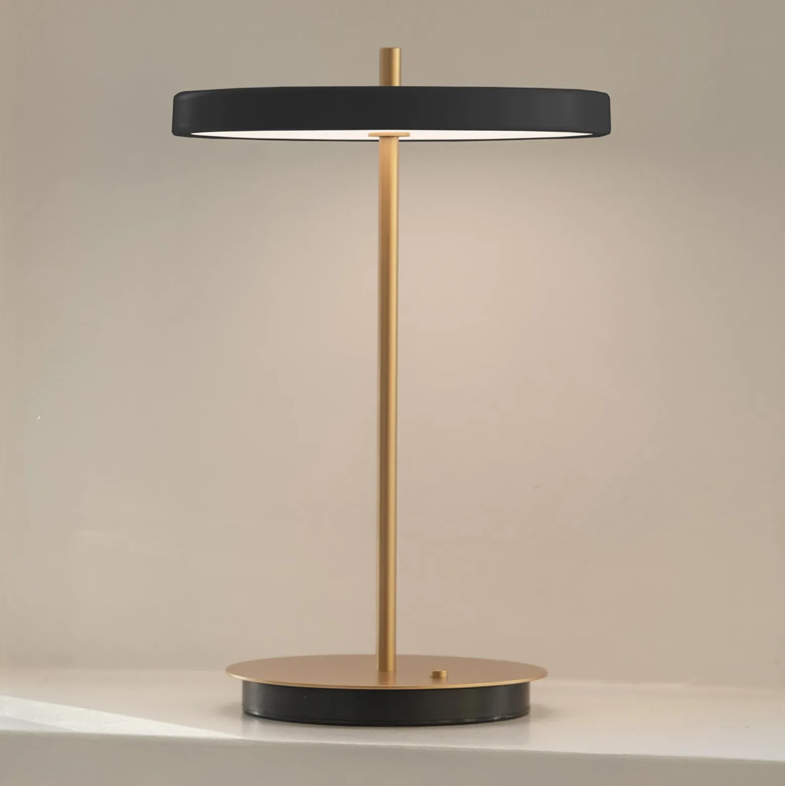 Lámpara de mesa LED recargable UMAGE Asteria Move, negro/latón, 31 cm