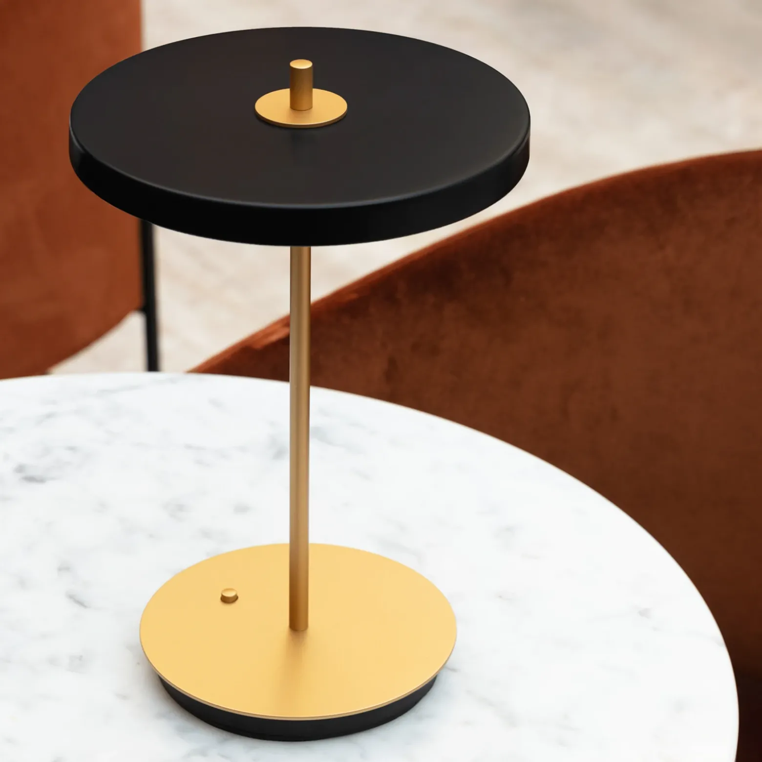 Lámpara de mesa LED recargable UMAGE Asteria Move, negro/latón, 31 cm