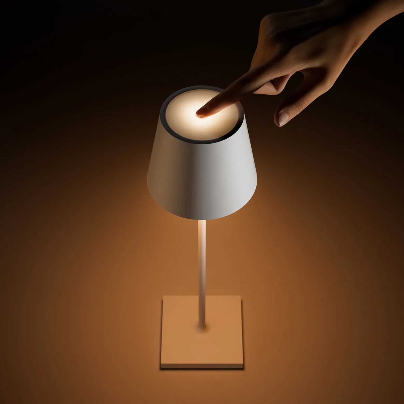 Lámpara de mesa LED recargable Nuindie, USB-C, gris, IP54, atenuable