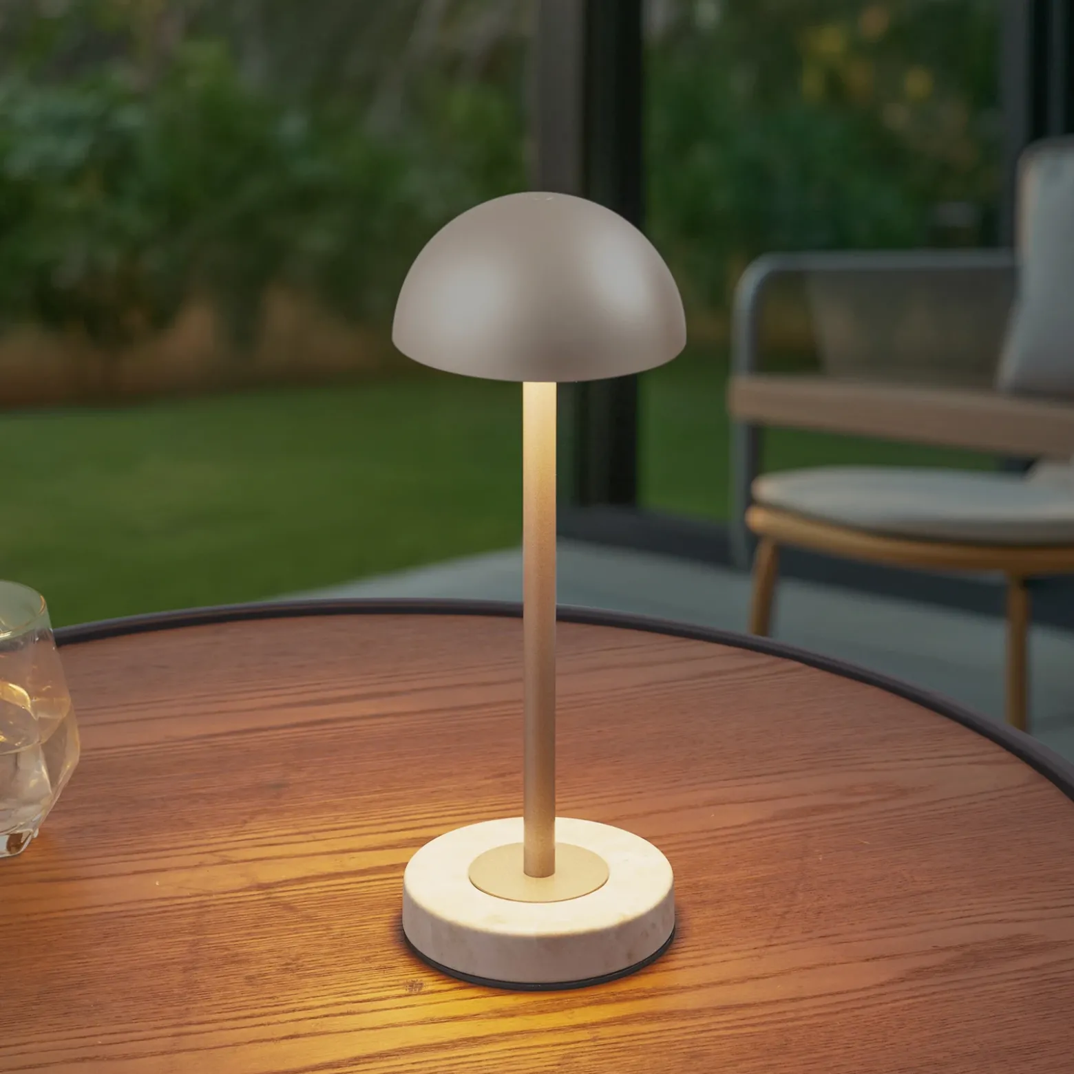 Lámpara de mesa LED recargable Lindby Pippin, dorada/travertino, IP44