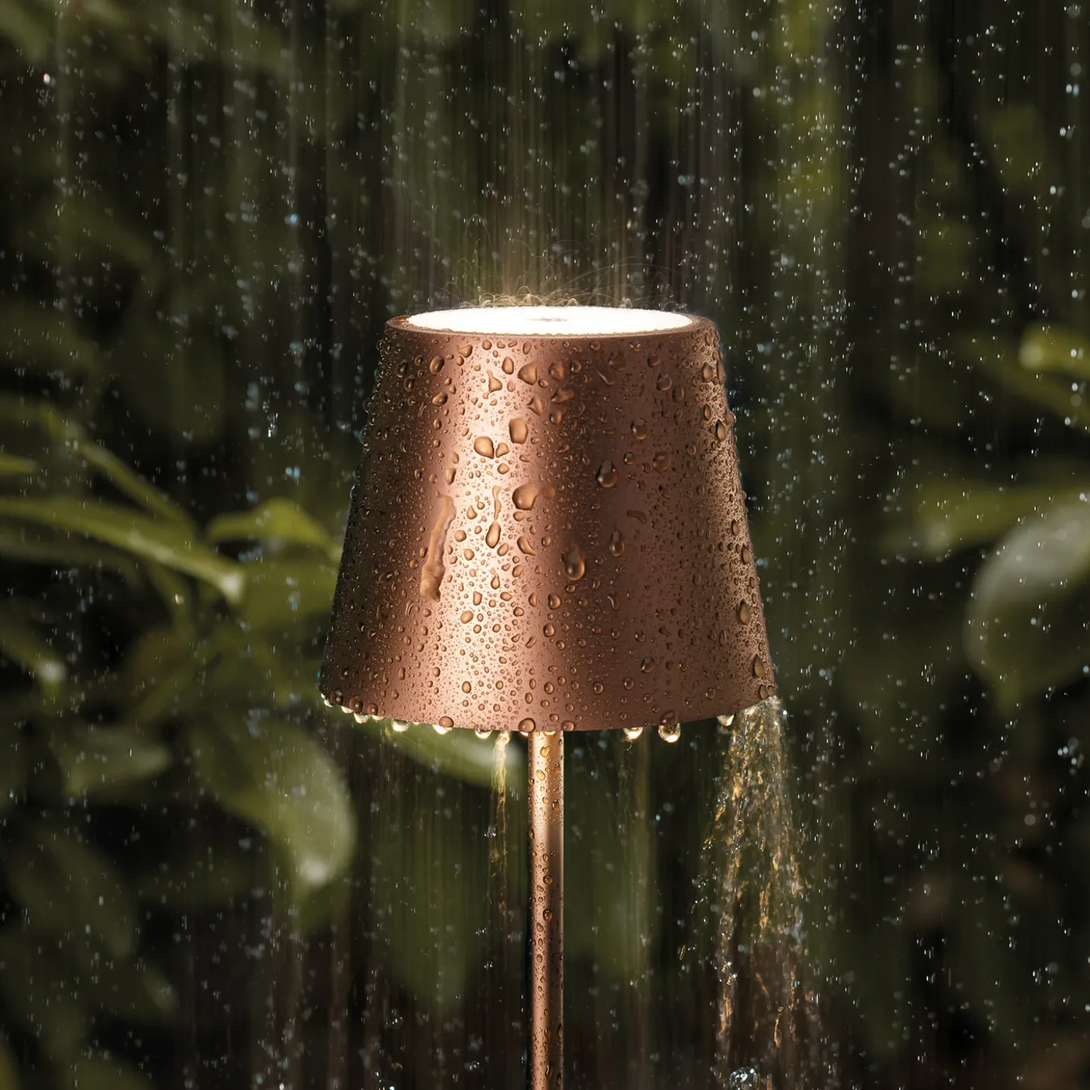 Lámpara de mesa LED recargable Nuindie mini, USB-C, bronce, IP54, atenuable.