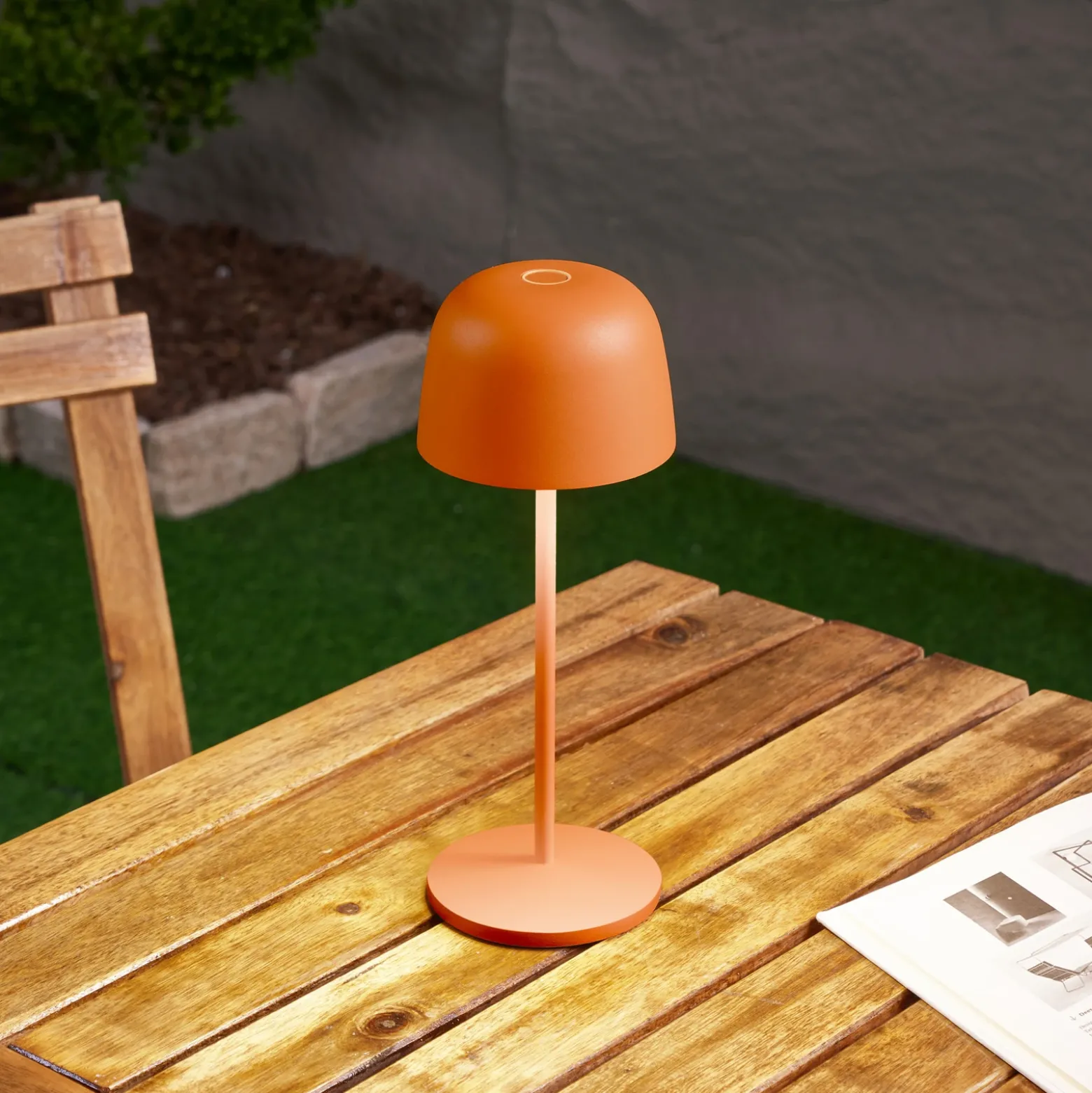 Lámpara de mesa LED recargable Arietty de Lindby, naranja, atenuable, IP65