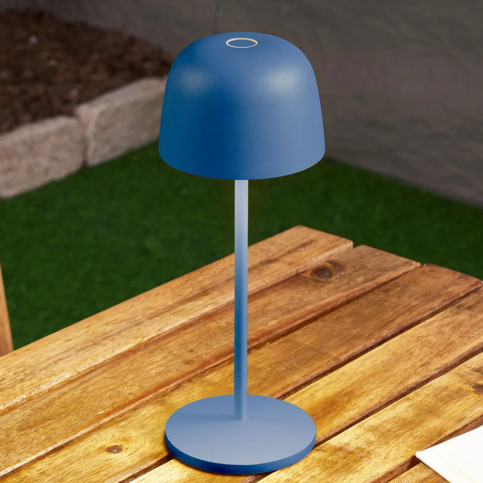 Lámpara de mesa LED recargable Lindby Arietty, azul, atenuable, IP65