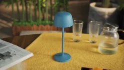 Lámpara de mesa LED recargable Lindby Arietty, azul, atenuable, IP65