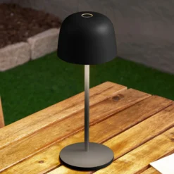 Lámpara de mesa LED recargable Lindby Arietty, negra, atenuable, IP65