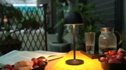 Lámpara de mesa LED recargable Lindby Arietty, negra, atenuable, IP65