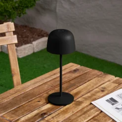Lámpara de mesa LED recargable Lindby Arietty, negra, atenuable, IP65