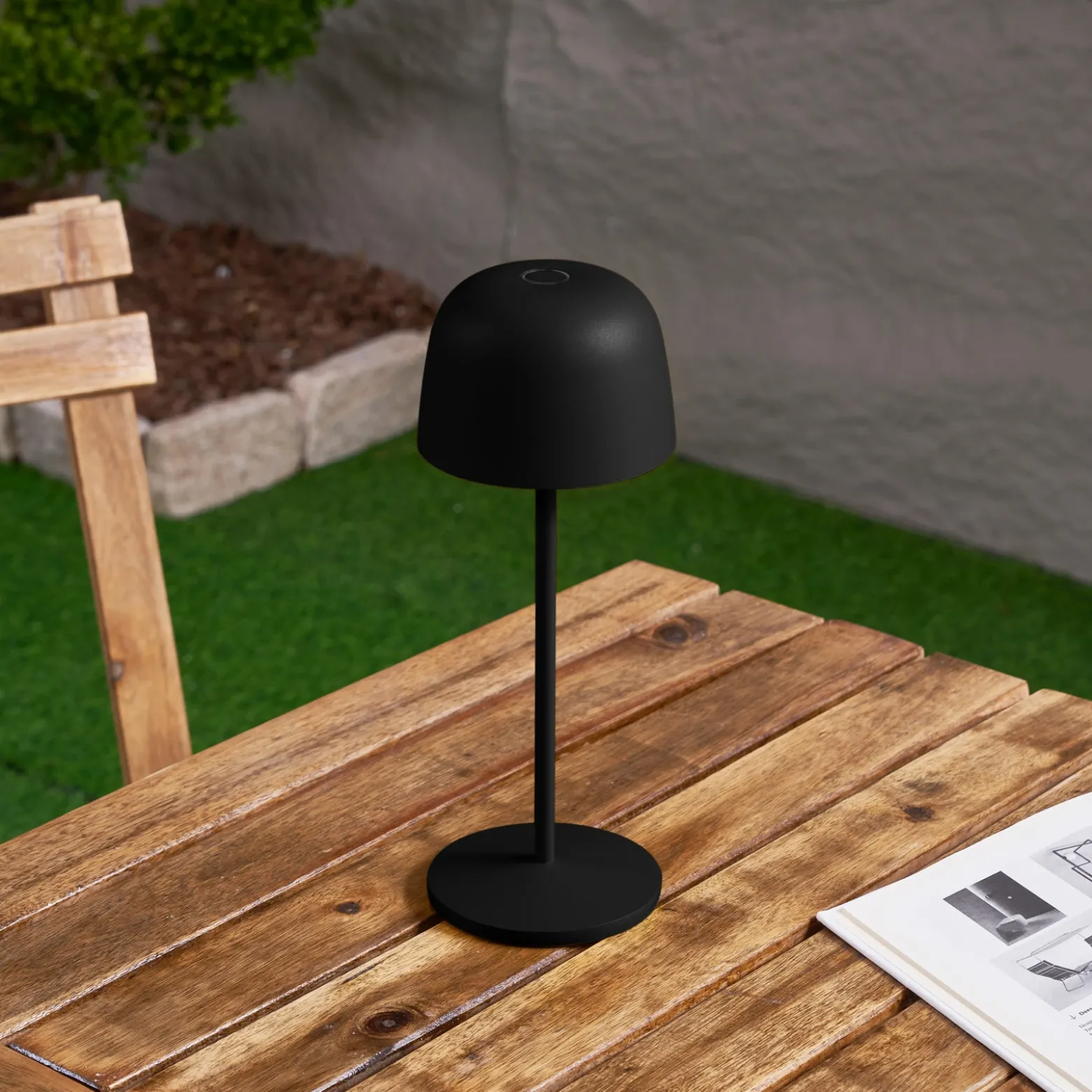 Lámpara de mesa LED recargable Lindby Arietty, negra, atenuable, IP65