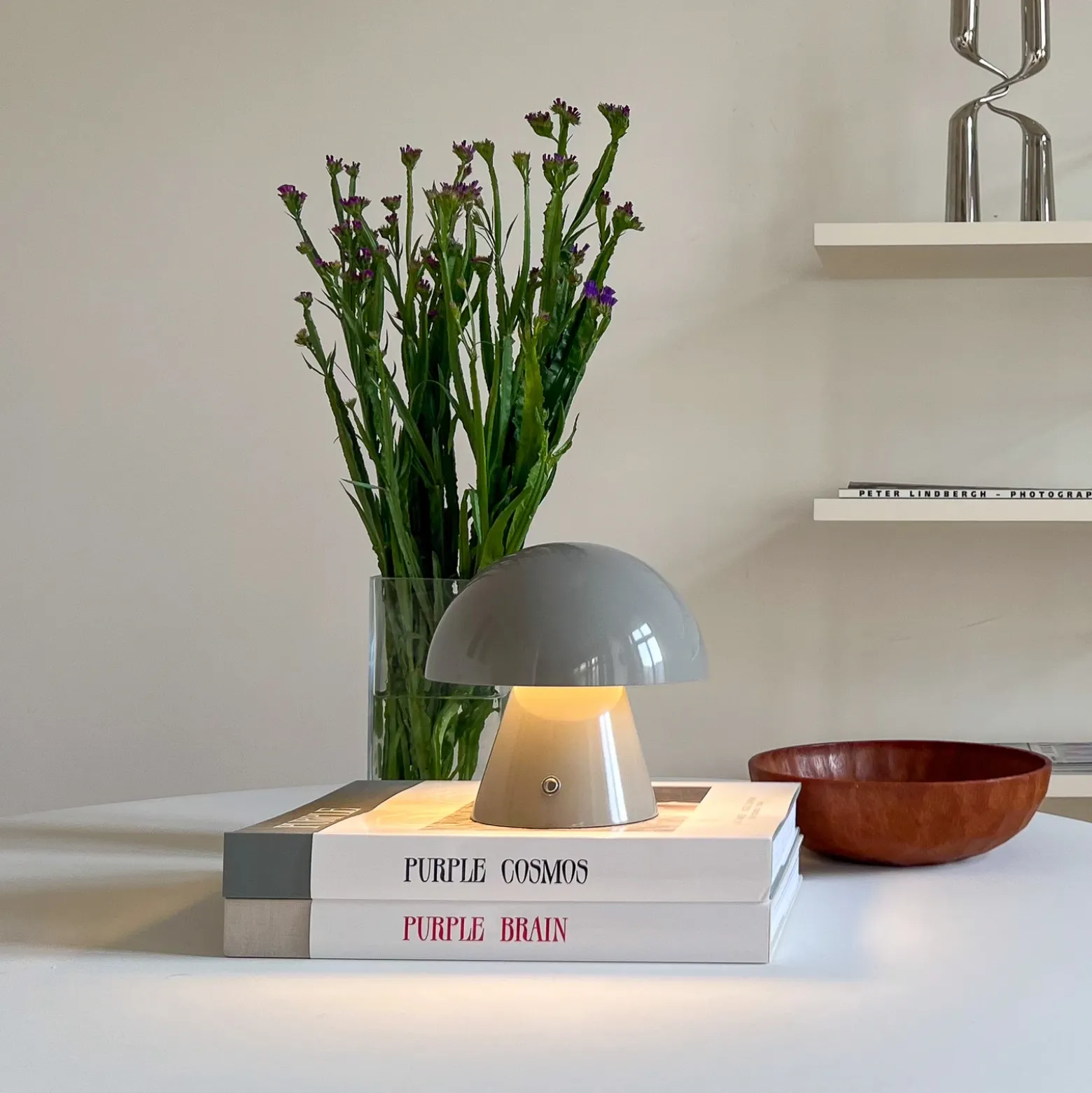 Lámpara de mesa LED recargable Lindby Nevijo, gris, Ø 18 cm, USB, atenuador de