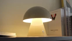 Lámpara de mesa LED recargable Lindby Nevijo, gris, Ø 18 cm, USB, atenuador de