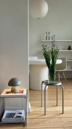 Lámpara de mesa LED recargable Lindby Nevijo, gris, Ø 18 cm, USB, atenuador de