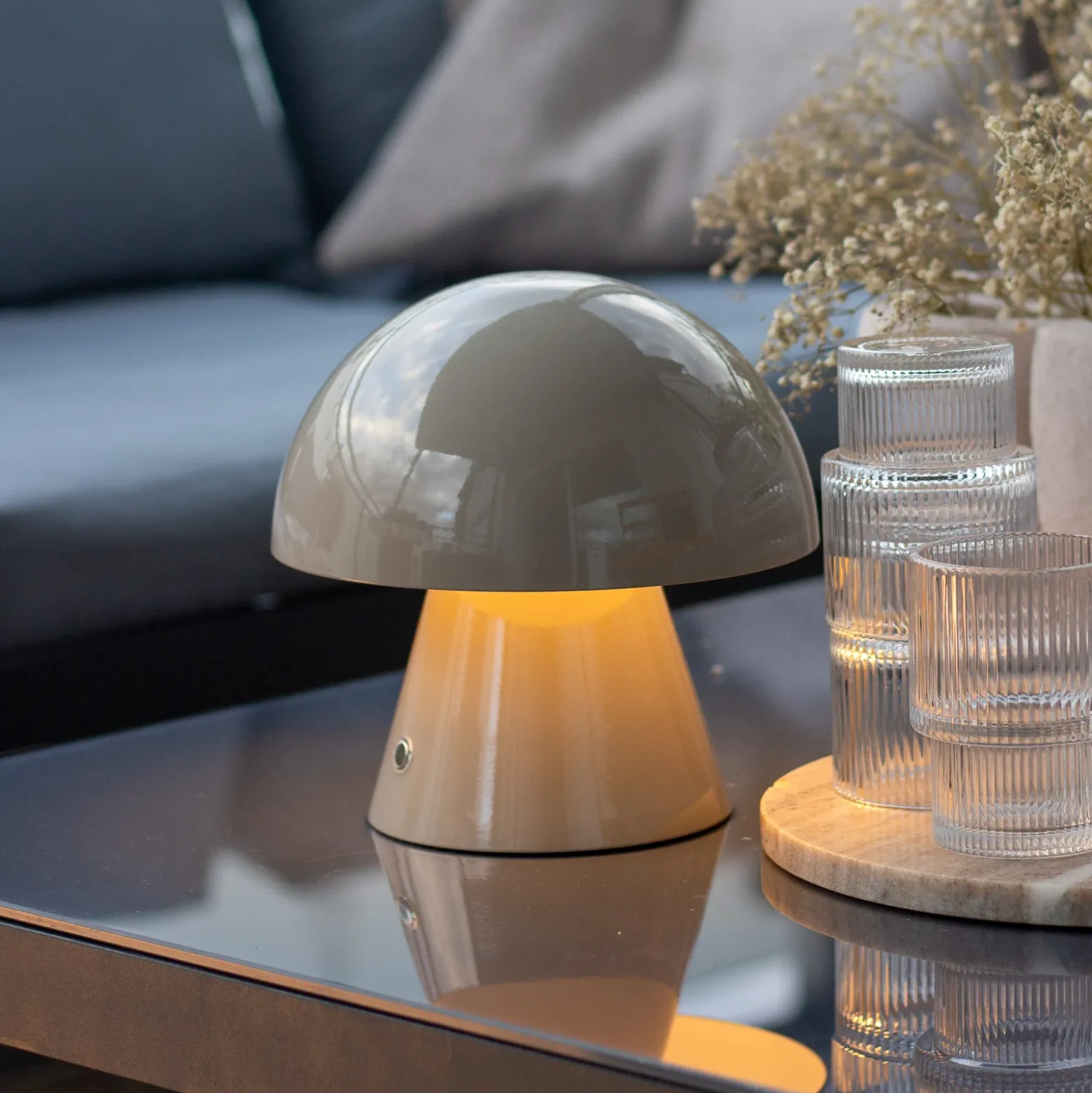 Lámpara de mesa LED recargable Lindby Nevijo, gris, Ø 18 cm, USB, atenuador de