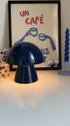 Lámpara de mesa LED recargable Lindby Nevijo, azul, Ø 18 cm, USB, atenuador de