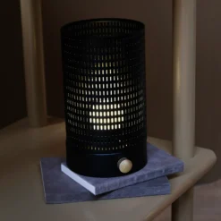 Lámpara de mesa LED recargable Mesh de Dyberg Larsen, negra, altura 20 cm